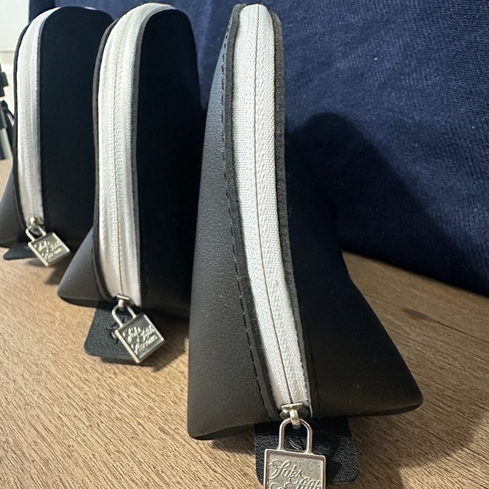 3 UNITED Airlines Travel Kit Pouch in Black with white Trim - Picture 2 of 5